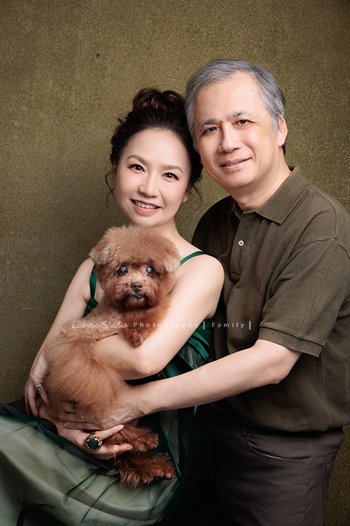 美麗的Monica＆先生＆最愛的狗寶貝第二次來拍照，這次一樣是拍Monica一家＆寵物寫真，狗寶貝年紀大了，但仍是家中可愛的小寶貝，這張是Monica和先生及可愛的狗寶貝穿正式服裝的全家福！一家人穿上綠色系的衣服很好看啊！Monica一直都好美啊！很棒的一張和狗寶貝一起拍的全家福！