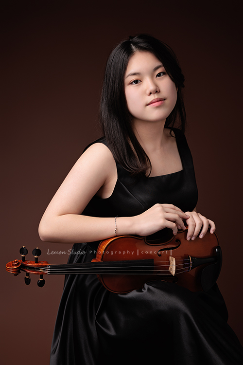 珍就讀於新竹的國小音樂班，即將畢業的她前來拍音樂班的畢業照寫真，身為首席的她，舉手投足之間散發著自信及沈穩，感受到她對於音樂的專注與熱愛，這張是珍手扶著提琴很美地看著鏡頭微微笑的相片！