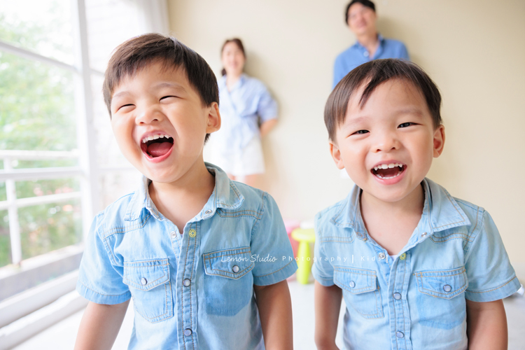 文緯媽麻一家來拍照，這次拍照是雙胞胎寶貝安＆守的兩歲寶寶寫真紀念，這張是兄弟倆笑得好開心一起看著鏡頭的合照！
