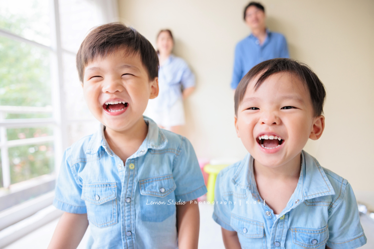 文緯媽麻一家來拍照，這次拍照是雙胞胎寶貝安＆守的兩歲寶寶寫真紀念，這張是兄弟倆笑得超開心，笑容好燦爛，兩人一起看著鏡頭的合照！
