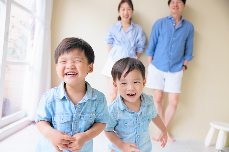 文緯媽麻一家來拍照，這次拍照是雙胞胎寶貝安＆守的兩歲寶寶寫真紀念，這張是兄弟倆站在爸拔媽麻前面，笑得很開心的一瞬間的紀錄！