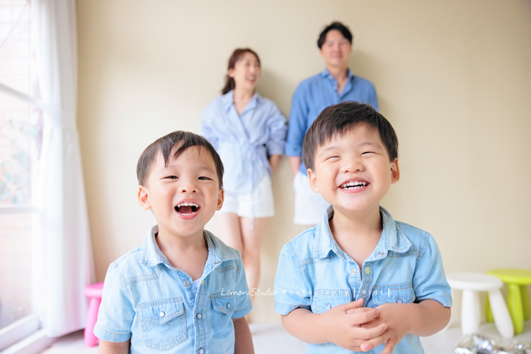 文緯媽麻一家來拍照，這次拍照是雙胞胎寶貝安＆守的兩歲寶寶寫真紀念，這張是兄弟倆笑得超開心，兩人一起看著鏡頭的合照！兩人的笑容好療癒啊！
