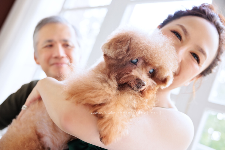 美麗的Monica＆先生＆最愛的狗寶貝第二次來拍照，這次一樣是拍Monica一家＆寵物寫真，狗寶貝年紀大了，但仍是家中可愛的小寶貝，這張是Monica開心地抱著狗寶貝的可愛紀錄！