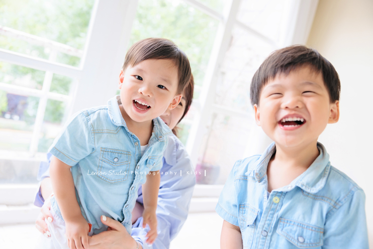 文緯媽麻一家來拍照，這次拍照是雙胞胎寶貝安＆守的兩歲寶寶寫真紀念，這張是媽麻抱著守在安旁邊，兩人開心地笑著！好喜歡這張的氛圍啊！
