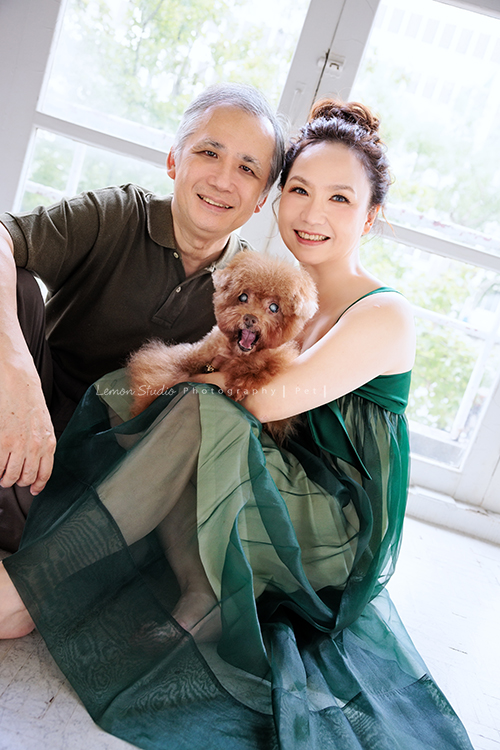 美麗的Monica＆先生＆最愛的狗寶貝第二次來拍照，這次一樣是拍Monica一家＆寵物寫真，狗寶貝年紀大了，但仍是家中可愛的小寶貝，這張是Monica和先生開心地抱著狗寶貝的一家人的寵物全家福寫真！