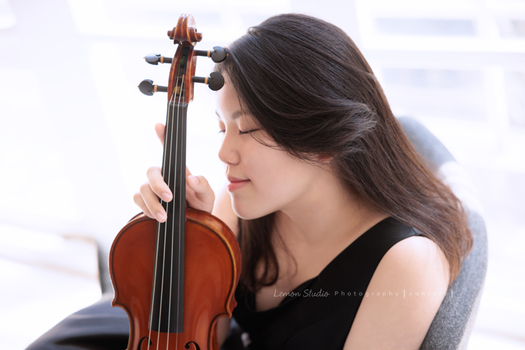 珍就讀於新竹的國小音樂班，即將畢業的她前來拍音樂班的畢業照寫真，身為首席的她，舉手投足之間散發著自信及沈穩，感受到她對於音樂的專注與熱愛，這張是珍眼睛閉著頭靠著提琴很有意境的一張音樂寫真照！