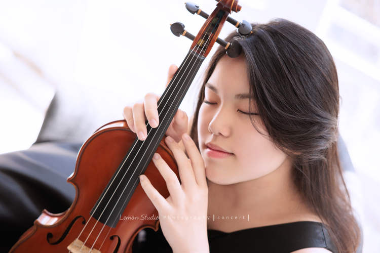珍就讀於新竹的國小音樂班，即將畢業的她前來拍音樂班的畢業照寫真，身為首席的她，舉手投足之間散發著自信及沈穩，感受到她對於音樂的專注與熱愛，這張是珍眼睛閉著手扶著提琴很有意境的一張音樂寫真照！