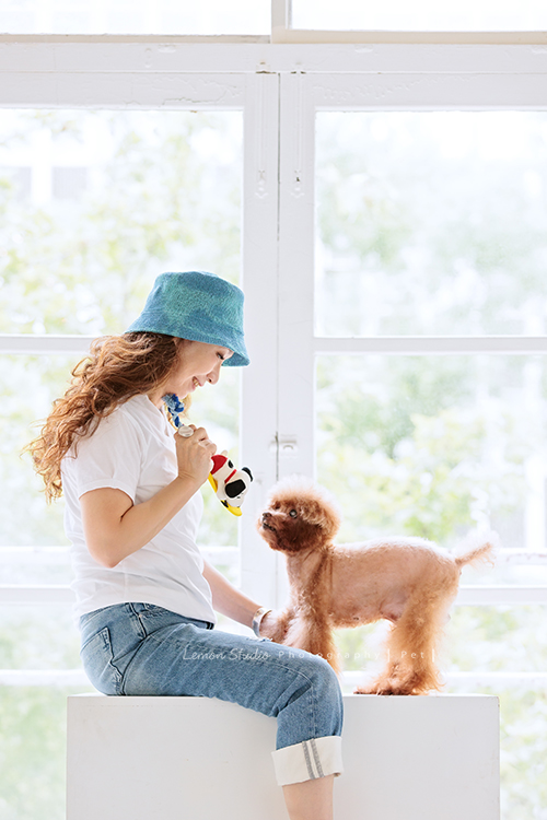 美麗的Monica＆先生＆最愛的狗寶貝第二次來拍照，這次一樣是拍Monica一家＆寵物寫真，狗寶貝年紀大了，但仍是家中可愛的小寶貝，這張是Monica和狗寶貝正在互動的一張很可愛的紀錄！