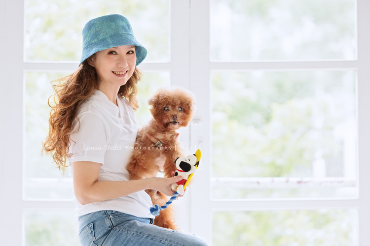 美麗的Monica＆先生＆最愛的狗寶貝第二次來拍照，這次一樣是拍Monica一家＆寵物寫真，狗寶貝年紀大了，但仍是家中可愛的小寶貝，這張是Monica將狗寶貝抱在手中的一張很可愛的合照！