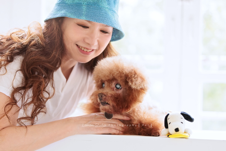 美麗的Monica＆先生＆最愛的狗寶貝第二次來拍照，這次一樣是拍Monica一家＆寵物寫真，狗寶貝年紀大了，但仍是家中可愛的小寶貝，這張是Monica充滿愛地看著可愛的狗寶貝的紀錄！