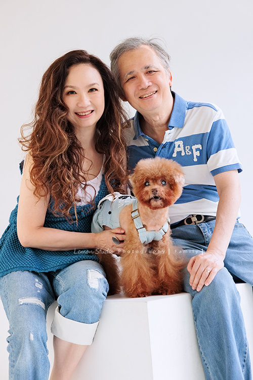 美麗的Monica＆先生＆最愛的狗寶貝第二次來拍照，這次一樣是拍Monica一家＆寵物寫真，狗寶貝年紀大了，但仍是家中可愛的小寶貝，這張是Monica和先生及可愛的狗寶貝的休閒服全家福！一家人穿上藍色系的衣服很好看啊！