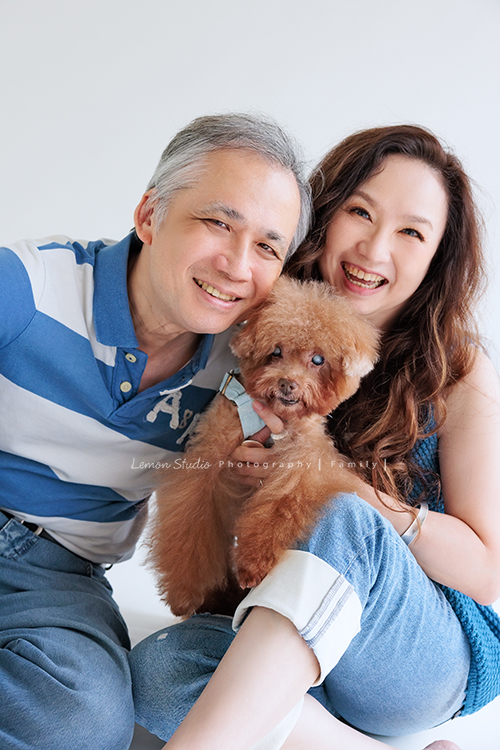 美麗的Monica＆先生＆最愛的狗寶貝第二次來拍照，這次一樣是拍Monica一家＆寵物寫真，狗寶貝年紀大了，但仍是家中可愛的小寶貝，這張是Monica和先生及可愛的狗寶貝的休閒服全家福！一家人穿上藍色系的衣服很好看啊！Monica和先生笑得好開心！很棒的一張和狗寶貝一起拍的全家福！