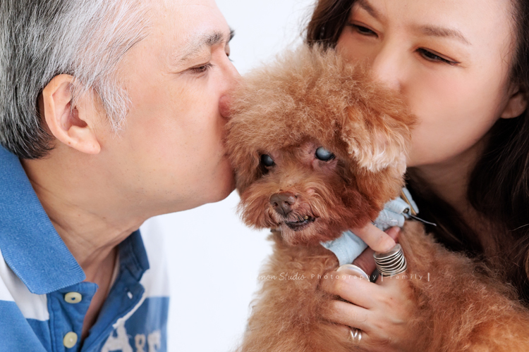 美麗的Monica＆先生＆最愛的狗寶貝第二次來拍照，這次一樣是拍Monica一家＆寵物寫真，狗寶貝年紀大了，但仍是家中可愛的小寶貝，這張是Monica和先生兩人一起親親狗寶貝的可愛合照！