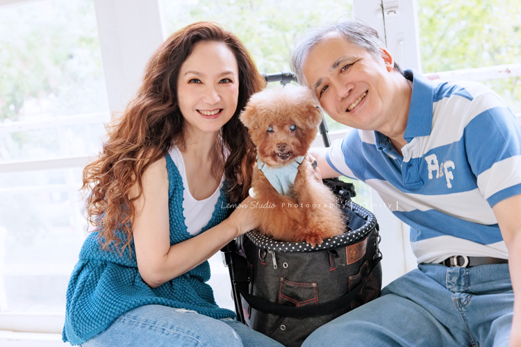 美麗的Monica＆先生＆最愛的狗寶貝第二次來拍照，這次一樣是拍Monica一家＆寵物寫真，狗寶貝年紀大了，但仍是家中可愛的小寶貝，這張是Monica和先生、和狗寶貝的三人的全家福合照！