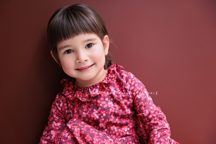 Emma媽麻一家來拍家庭寫真，四歲的姊姊琋和弟弟都是超可愛的混血兒，好喜歡這一系列相片抓到了很自然的每一個瞬間，紀錄一家的美好時刻！這張是姊姊個人的兒童寫真照，姊姊有雙大眼睛看著鏡頭微笑的樣子！