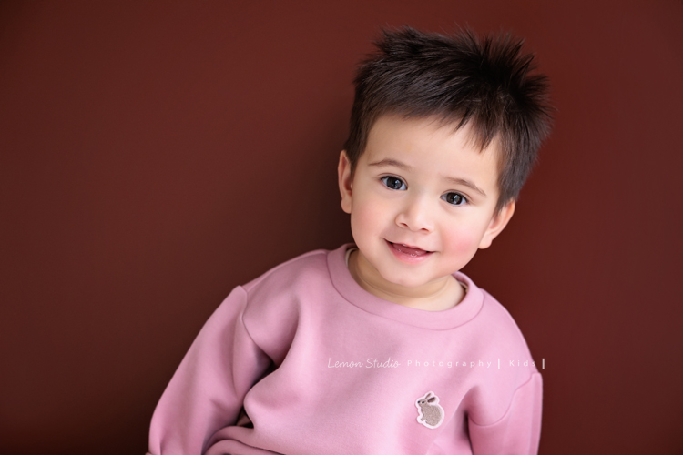 Emma媽麻一家來拍家庭寫真，四歲的姊姊琋和弟弟都是超可愛的混血兒，好喜歡這一系列相片抓到了很自然的每一個瞬間，紀錄一家的美好時刻！這張是弟弟個人的寶寶寫真照，弟弟看著鏡頭微笑的樣子！