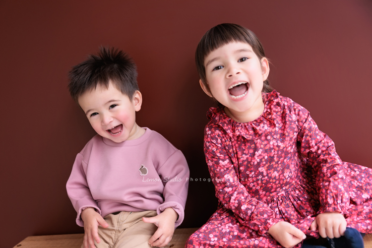 Emma媽麻一家來拍家庭寫真，四歲的姊姊琋和弟弟都是超可愛的混血兒，好喜歡這一系列相片抓到了很自然的每一個瞬間，紀錄一家的美好時刻！這張是姊弟倆很地看著鏡頭笑得很開心的模樣！