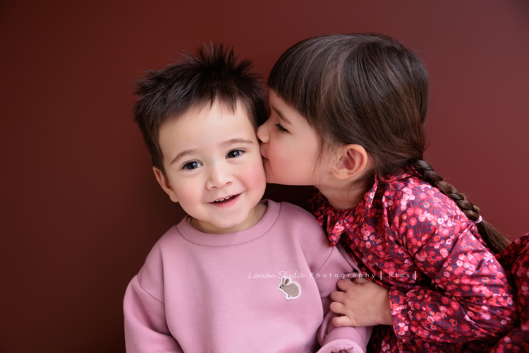 Emma媽麻一家來拍家庭寫真，四歲的姊姊琋和弟弟都是超可愛的混血兒，好喜歡這一系列相片抓到了很自然的每一個瞬間，紀錄一家的美好時刻！這張是姊姊kiss弟弟的姊弟倆的合照！