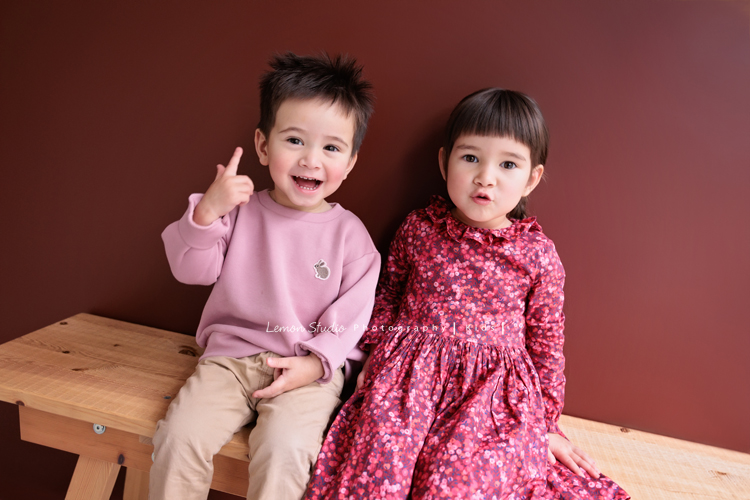 Emma媽麻一家來拍家庭寫真，四歲的姊姊琋和弟弟都是超可愛的混血兒，好喜歡這一系列相片抓到了很自然的每一個瞬間，紀錄一家的美好時刻！這張是姊弟倆人的合照，倆人的表情動作都好逗趣可愛啊！