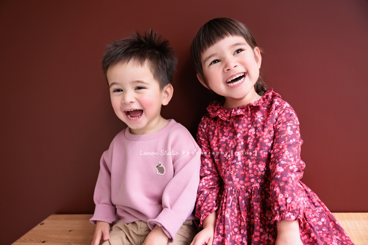 Emma媽麻一家來拍家庭寫真，四歲的姊姊琋和弟弟都是超可愛的混血兒，好喜歡這一系列相片抓到了很自然的每一個瞬間，紀錄一家的美好時刻！這張是姊姊和弟弟很可愛的合照！