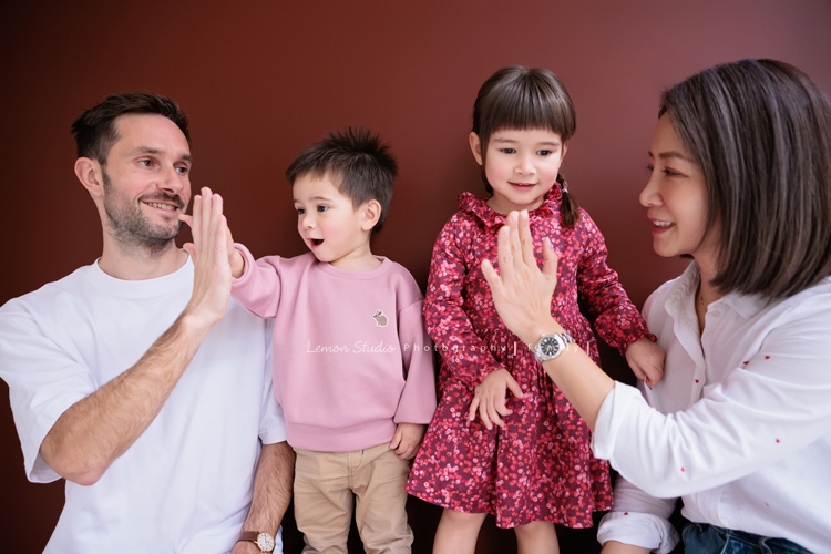 Emma媽麻一家來拍家庭寫真，四歲的姊姊琋和弟弟都是超可愛的混血兒，好喜歡這一系列相片抓到了很自然的每一個瞬間，紀錄一家的美好時刻！這張是爸拔媽麻和姊姊弟弟玩耍拍拍手的紀錄！