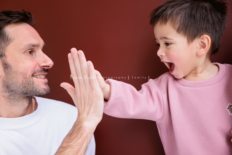 Emma媽麻一家來拍家庭寫真，四歲的姊姊琋和弟弟都是超可愛的混血兒，好喜歡這一系列相片抓到了很自然的每一個瞬間，紀錄一家的美好時刻！這張是爸拔和弟弟在玩耍的一瞬間美好的紀錄！