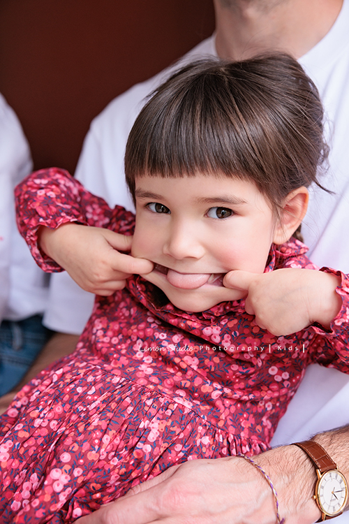 Emma媽麻一家來拍家庭寫真，四歲的姊姊琋和弟弟都是超可愛的混血兒，好喜歡這一系列相片抓到了很自然的每一個瞬間，紀錄一家的美好時刻！這張是姊姊對著鏡頭做鬼臉的可愛模樣！