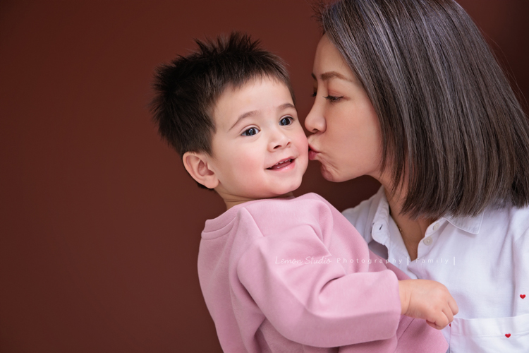 Emma媽麻一家來拍家庭寫真，四歲的姊姊琋和弟弟都是超可愛的混血兒，好喜歡這一系列相片抓到了很自然的每一個瞬間，紀錄一家的美好時刻！這張是媽麻親親弟弟的親子寫真紀錄！
