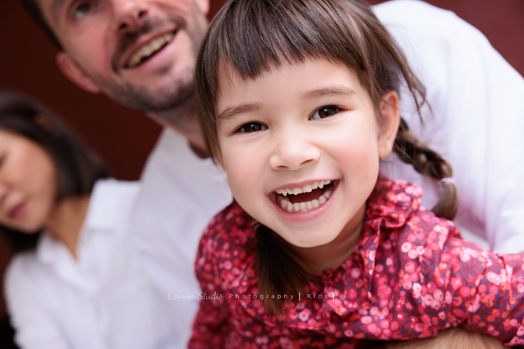 Emma媽麻一家來拍家庭寫真，四歲的姊姊琋和弟弟都是超可愛的混血兒，好喜歡這一系列相片抓到了很自然的每一個瞬間，紀錄一家的美好時刻！這張是姊姊很燦爛的笑著的臉部特寫！好喜歡這張的構圖啊！