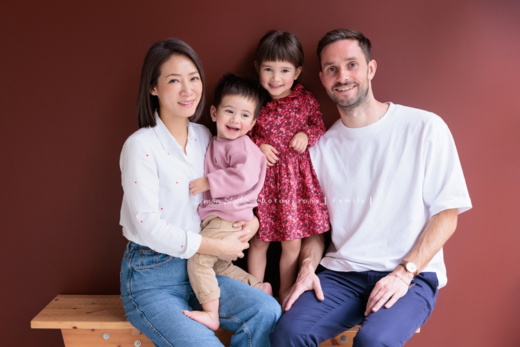 Emma媽麻一家來拍家庭寫真，四歲的姊姊琋和弟弟都是超可愛的混血兒，好喜歡這一系列相片抓到了很自然的每一個瞬間，紀錄一家的美好時刻！這張是一家四口的全家福！大家都笑得好開心幸福的感覺啊！