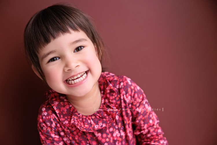 Emma媽麻一家來拍家庭寫真，四歲的姊姊琋和弟弟都是超可愛的混血兒，好喜歡這一系列相片抓到了很自然的每一個瞬間，紀錄一家的美好時刻！這張是姊姊個人的兒童寫真照，姊姊笑得很開心的可愛模樣！