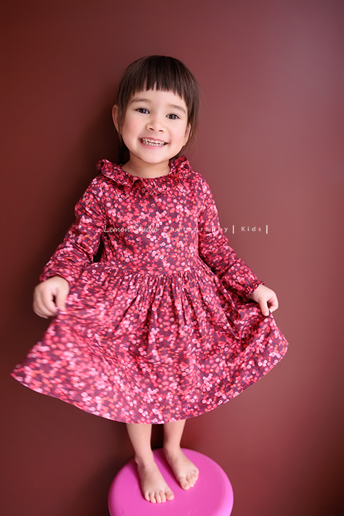 Emma媽麻一家來拍家庭寫真，四歲的姊姊琋和弟弟都是超可愛的混血兒，好喜歡這一系列相片抓到了很自然的每一個瞬間，紀錄一家的美好時刻！這張是姊姊個人的兒童寫真照，姊姊穿著花裙，兩隻手拉著裙擺的超可愛紀錄！