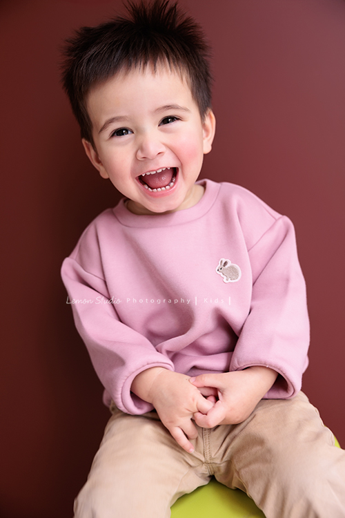 Emma媽麻一家來拍家庭寫真，四歲的姊姊琋和弟弟都是超可愛的混血兒，好喜歡這一系列相片抓到了很自然的每一個瞬間，紀錄一家的美好時刻！這張是弟弟個人的寶寶寫真照，弟弟笑得超開心燦爛的可愛模樣！