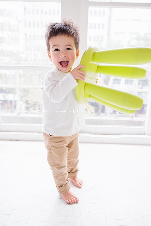 Emma媽麻一家來拍家庭寫真，四歲的姊姊琋和弟弟都是超可愛的混血兒，好喜歡這一系列相片抓到了很自然的每一個瞬間，紀錄一家的美好時刻！這張是弟弟個人的寶寶寫真照，弟弟笑得超開心燦爛拿著椅子看著鏡頭超可愛的紀錄！