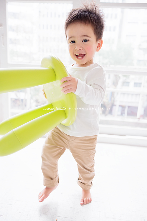 Emma媽麻一家來拍家庭寫真，四歲的姊姊琋和弟弟都是超可愛的混血兒，好喜歡這一系列相片抓到了很自然的每一個瞬間，紀錄一家的美好時刻！這張是弟弟個人的寶寶寫真照，弟弟笑得超開心燦爛拿著椅子走路的可愛模樣！