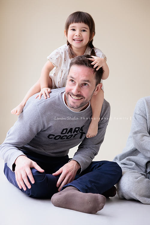 Emma媽麻一家來拍家庭寫真，四歲的姊姊琋和弟弟都是超可愛的混血兒，好喜歡這一系列相片抓到了很自然的每一個瞬間，紀錄一家的美好時刻！這張是張姊姊坐在爸拔肩膀上，爸拔的表情很逗趣、姊姊很開心的一瞬間！