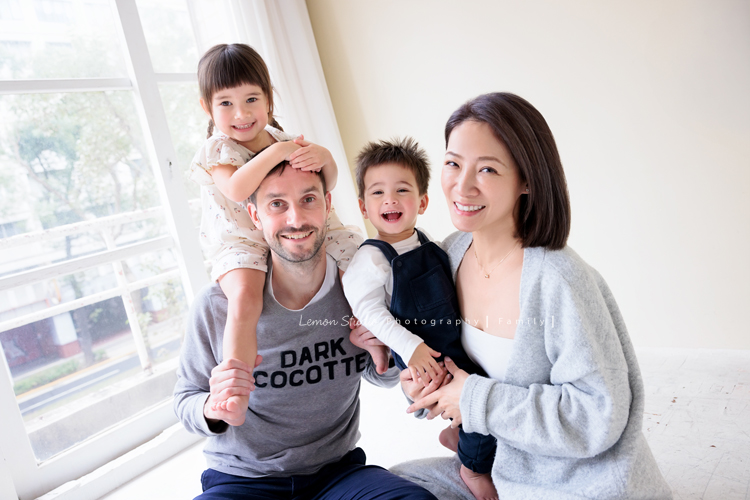 Emma媽麻一家來拍家庭寫真，四歲的姊姊琋和弟弟都是超可愛的混血兒，好喜歡這一系列相片抓到了很自然的每一個瞬間，紀錄一家的美好時刻！這張是一家四口的全家福！這張姊姊坐在爸拔肩膀上！