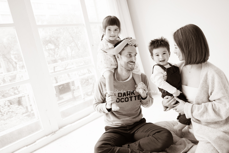 Emma媽麻一家來拍家庭寫真，四歲的姊姊琋和弟弟都是超可愛的混血兒，好喜歡這一系列相片抓到了很自然的每一個瞬間，紀錄一家的美好時刻！這張是一家四口的全家福的黑白照，抓到了很美了一瞬間！姊姊和弟弟都看著鏡頭！這張姊姊坐在爸拔肩膀上！