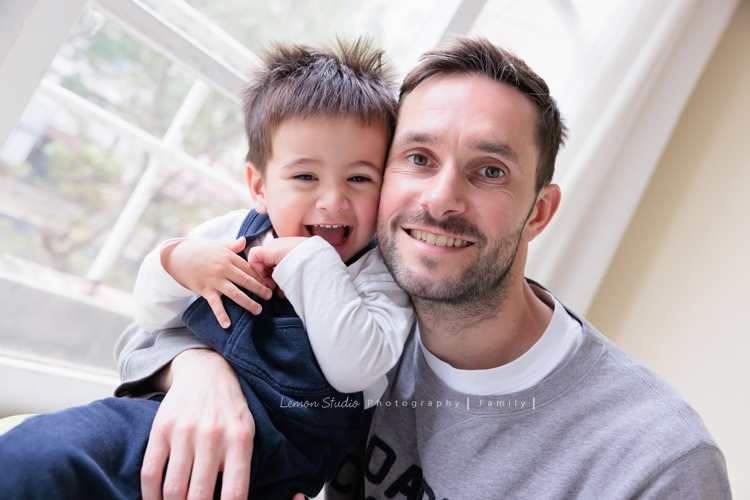Emma媽麻一家來拍家庭寫真，四歲的姊姊琋和弟弟都是超可愛的混血兒，好喜歡這一系列相片抓到了很自然的每一個瞬間，紀錄一家的美好時刻！這張是爸拔和弟弟的合照！弟弟笑得好燦爛啊！