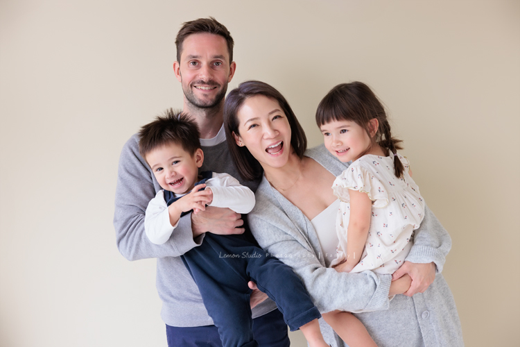 Emma媽麻一家來拍家庭寫真，四歲的姊姊琋和弟弟都是超可愛的混血兒，好喜歡這一系列相片抓到了很自然的每一個瞬間，紀錄一家的美好時刻！這張是一家四口可可愛愛的全家福！媽麻笑得好燦爛啊！