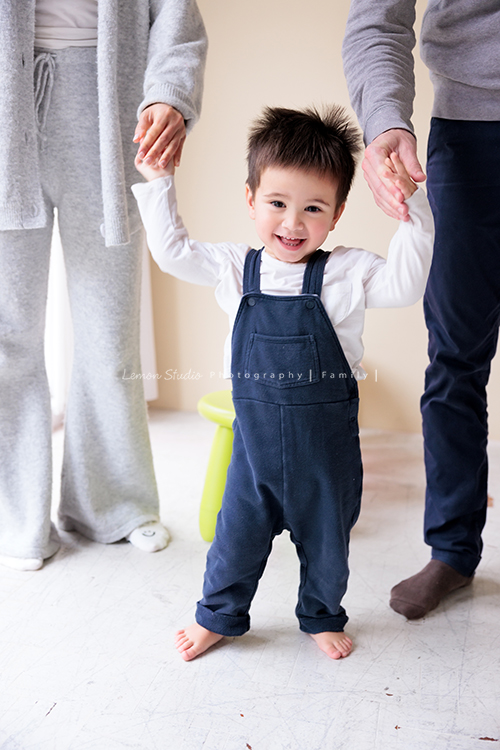 Emma媽麻一家來拍家庭寫真，四歲的姊姊琋和弟弟都是超可愛的混血兒，好喜歡這一系列相片抓到了很自然的每一個瞬間，紀錄一家的美好時刻！這張是弟弟牽著爸拔媽麻的手開心地看著鏡頭很可愛地笑著！