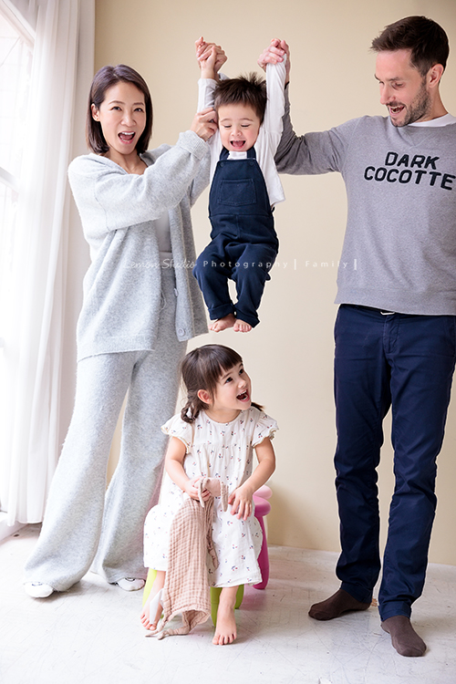 Emma媽麻一家來拍家庭寫真，四歲的姊姊琋和弟弟都是超可愛的混血兒，好喜歡這一系列相片抓到了很自然的每一個瞬間，紀錄一家的美好時刻！這張是一家四口正在玩耍的一瞬間紀錄！