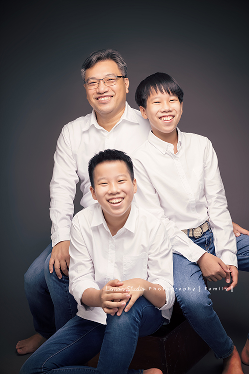 婉玉媽麻一家五口來拍全家福，整理相片時發現原來一直還沒分享，好喜歡一家人互動的感覺，青春期的姊姊和弟弟們感情很好啊！這張是爸拔和兩兄弟的合照！三人都笑得好燦爛啊！