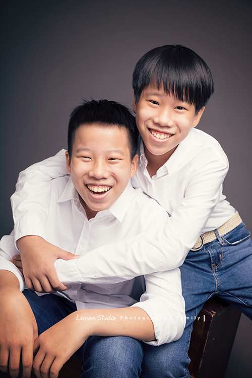 婉玉媽麻一家五口來拍全家福，整理相片時發現原來一直還沒分享，好喜歡一家人互動的感覺，青春期的姊姊和弟弟們感情很好啊！這張是兄弟兩的合照！兩人都是很陽光的男孩啊！