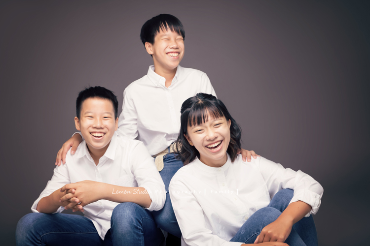 婉玉媽麻一家五口來拍全家福，整理相片時發現原來一直還沒分享，好喜歡一家人互動的感覺，青春期的姊姊和弟弟們感情很好啊！這張是姐弟三人開心地笑著一瞬間紀錄！好喜歡這張的fu!
