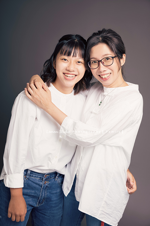 婉玉媽麻一家五口來拍全家福，整理相片時發現原來一直還沒分享，好喜歡一家人互動的感覺，青春期的姊姊和弟弟們感情很好啊！這張是媽麻抱著姊姊的母女兩人合照！