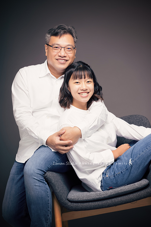 婉玉媽麻一家五口來拍全家福，整理相片時發現原來一直還沒分享，好喜歡一家人互動的感覺，青春期的姊姊和弟弟們感情很好啊！這張是爸拔和姊姊的合照！好喜歡這張的fu，爸拔抱著坐在椅子上的姊姊，可以感覺到爸拔很愛姊姊啊！