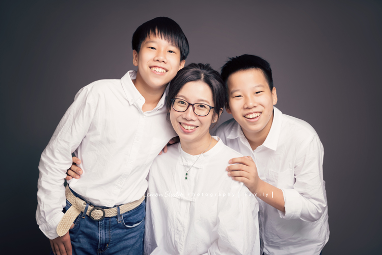 婉玉媽麻一家五口來拍全家福，整理相片時發現原來一直還沒分享，好喜歡一家人互動的感覺，青春期的姊姊和弟弟們感情很好啊！這張是媽麻和兩兄弟的合照！媽麻好美、兩兄弟好帥氣！