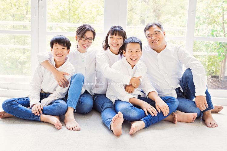 婉玉媽麻一家五口來拍全家福，整理相片時發現原來一直還沒分享，好喜歡一家人互動的感覺，青春期的姊姊和弟弟們感情很好啊！這張是一家五口很自然又超好看的全家福寫真照！