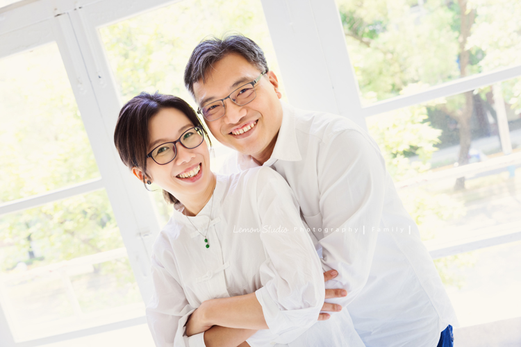 婉玉媽麻一家五口來拍全家福，整理相片時發現原來一直還沒分享，好喜歡一家人互動的感覺，青春期的姊姊和弟弟們感情很好啊！這張是爸拔抱著媽麻的合照，好美的一張夫妻寫真照啊！